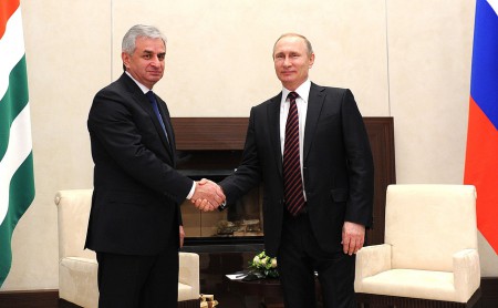 iskra-chel.ru: "Президент, которым мы гордимся!" Владимир Путин встретился с Президентом Абхазии Раулем Хаджимбой.